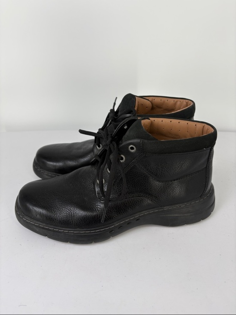 🦕 Clarks Black Leather Lace-Up Chukka Boots